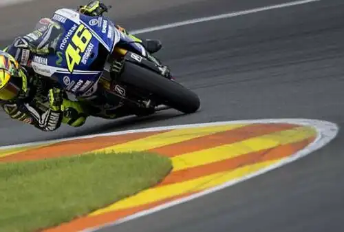 Rossi torna in pole