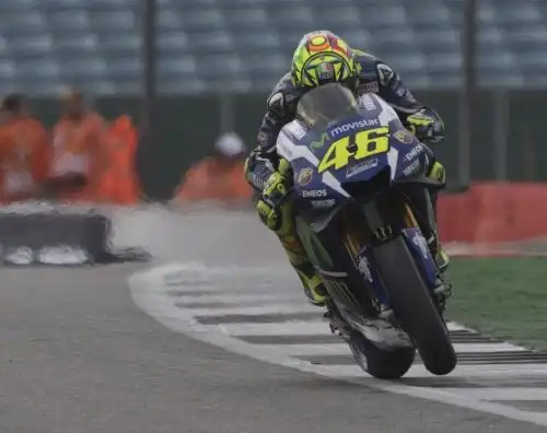 Warm up, la pioggia frena Rossi