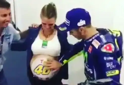 Rossi, incontro speciale con una tifosa incinta