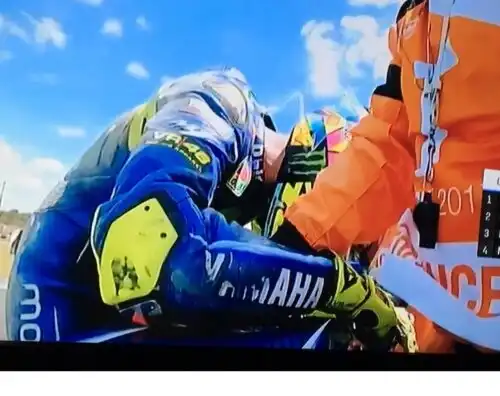 Rossi, che beffa: cade all’ultima curva. Vince Viñales