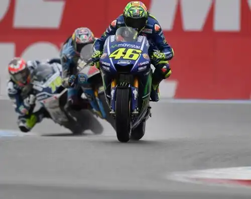 Valentino Rossi da leggenda ad Assen, battuto Petrucci