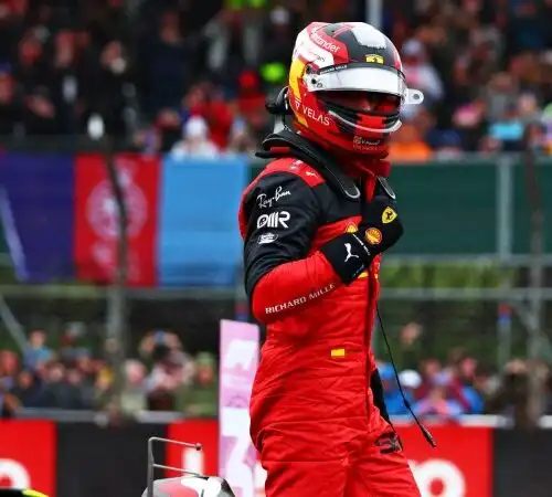 Carlos Sainz centra la prima pole. Leclerc terzo dietro a Verstappen