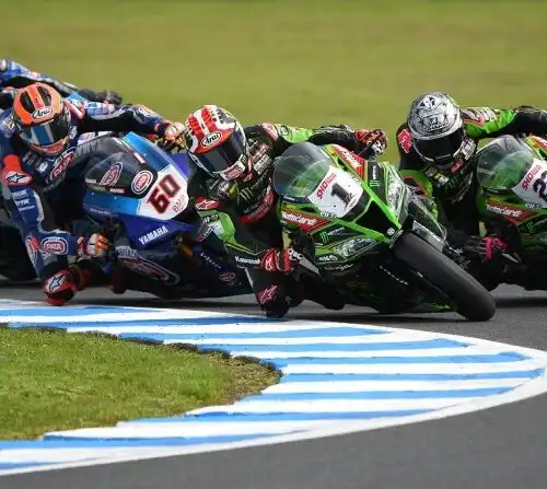 Superbike, in Australia Lowes batte Rea