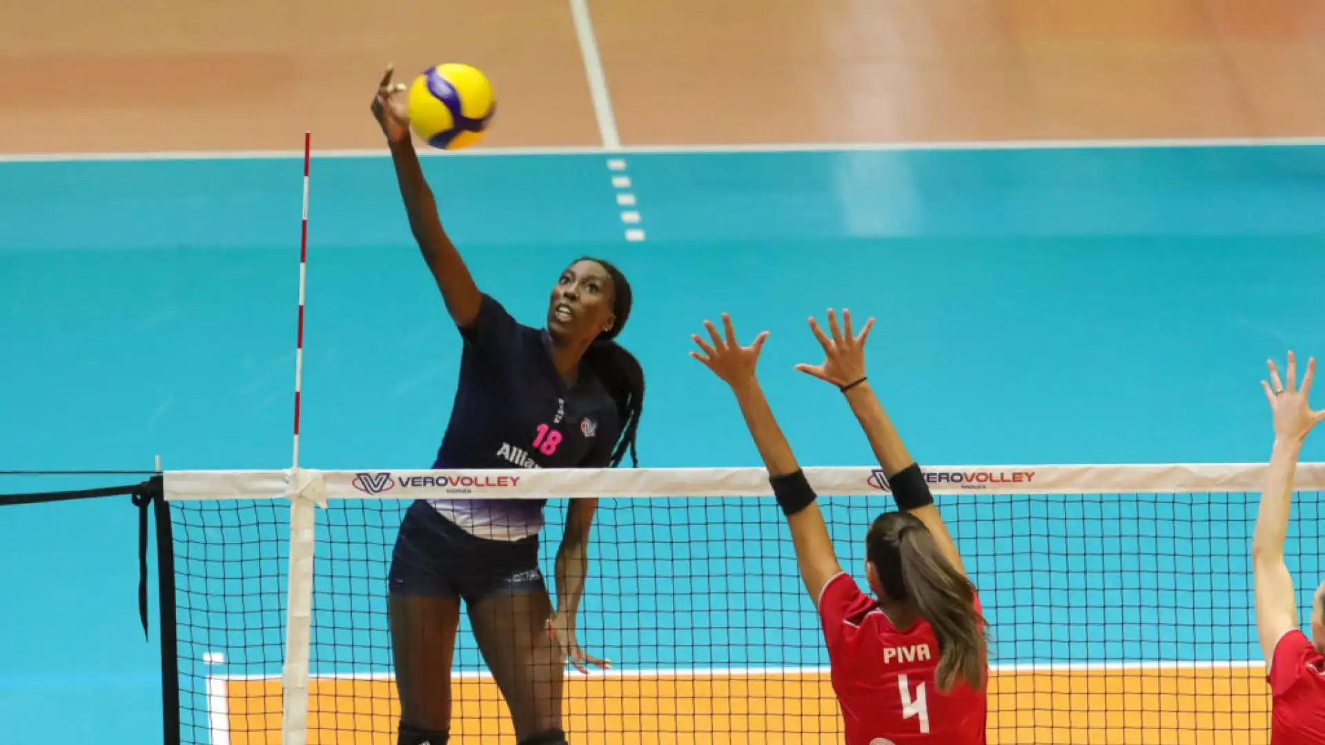 Schiacciare a pallavolo, come eseguire il colpo perfetto: le foto