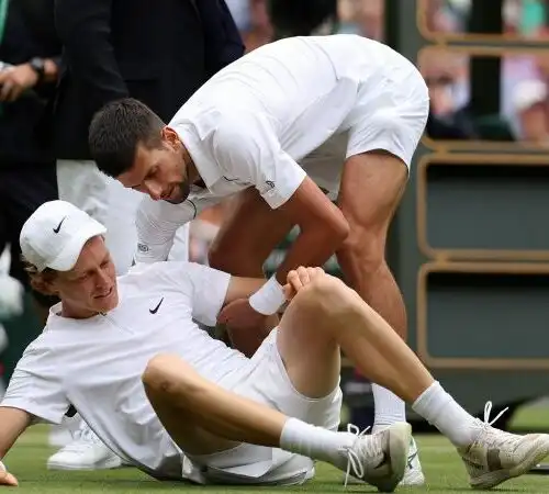 Wimbledon: Jannik Sinner cade a terra, il gran gesto di Novak Djokovic