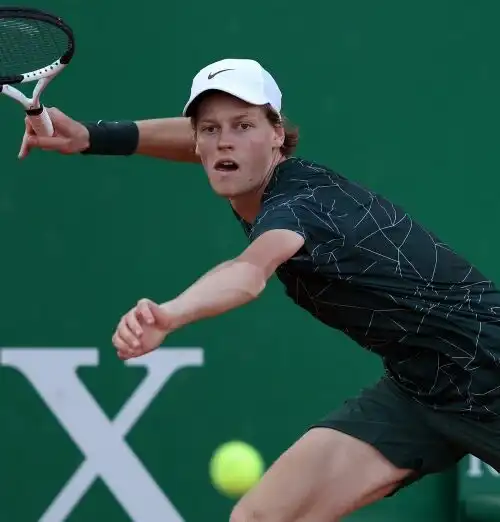 Monte Carlo, Jannik Sinner lotta ma è fuori dopo 3 ore: Zverev in semifinale