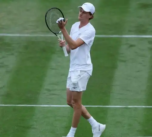 Jannik Sinner ha una sua teoria sull’erba di Wimbledon