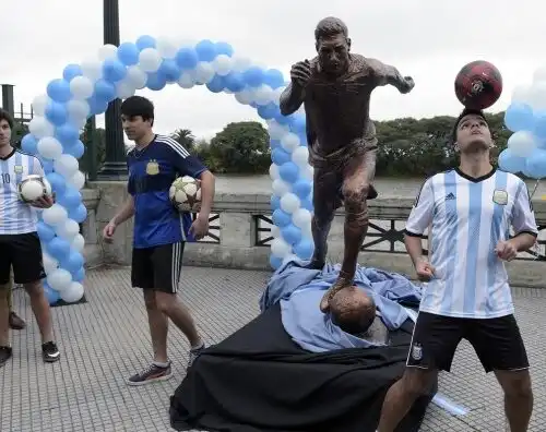 Buenos Aires, vandali gambizzano Messi