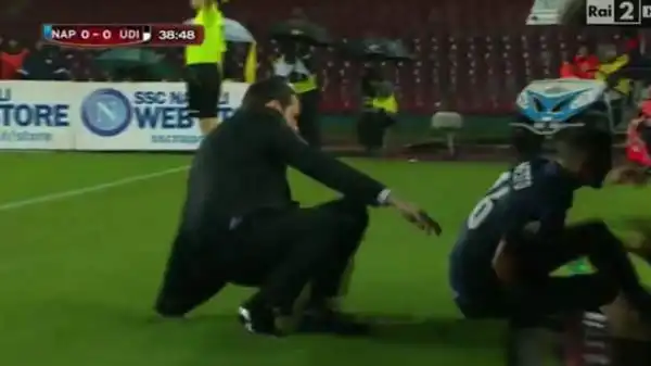 Una simpatica scenetta a bordo campo ha ravvivato il noioso primo tempo di Napoli-Udinese. Mesto prova a evitare un fallo laterale in scivolata, ma colpisce e travolge Stramaccioni.
