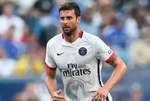 PSG contestato dai tifosi, Motta ne investe uno