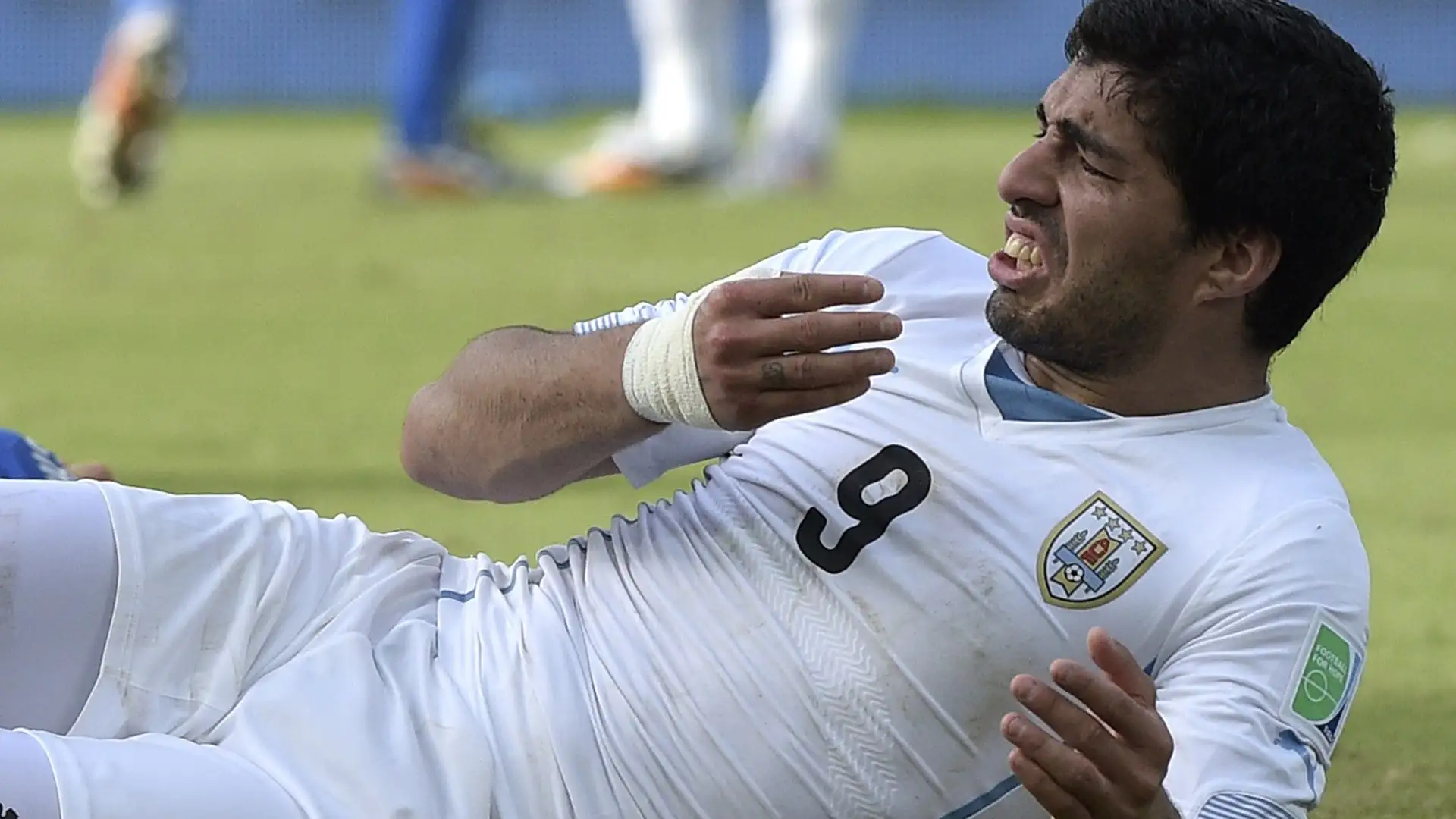 Poi l'uruguaiano dà vita a una vera e propria pantomina