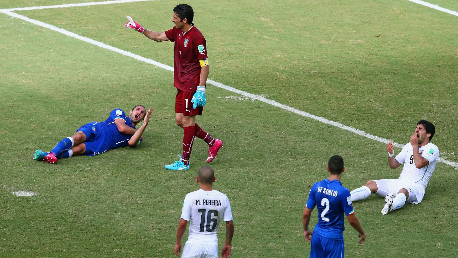 L'Italia perde per 1-0 (gol di Godin)