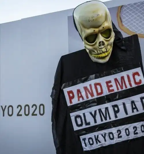 Tokyo, macabra contestazione contro le Olimpiadi: le foto