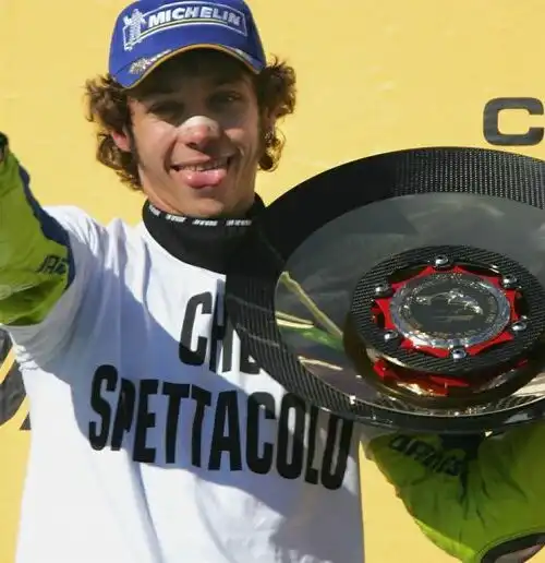 Valentino Rossi, il primo trionfo in Yamaha 15 anni fa