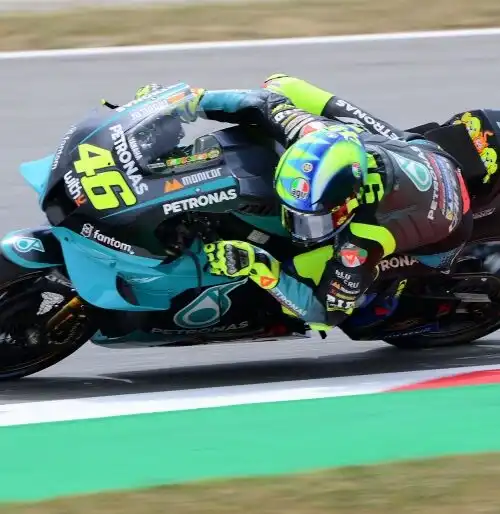 MotoGp: Fabio Quartararo in pole, Valentino Rossi cade