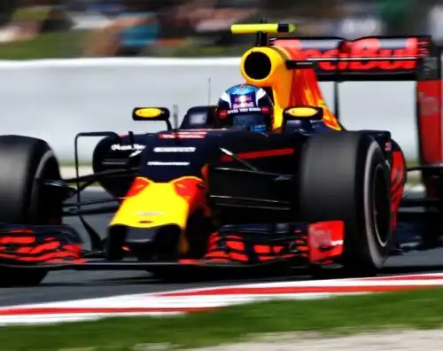 Prime libere, dominio Red Bull sul bagnato