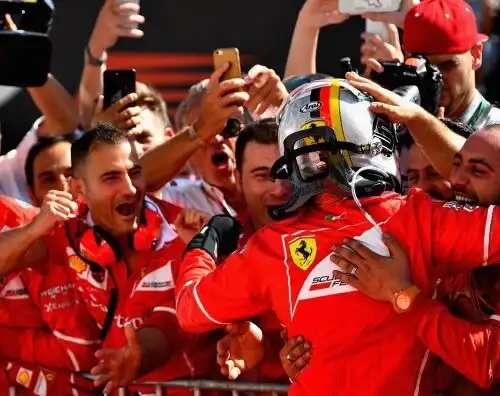 Miracolo di Vettel, trionfo con il volante danneggiato