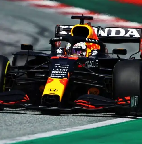 F1: Verstappen in pole, Hamilton quarto. Disastro Ferrari