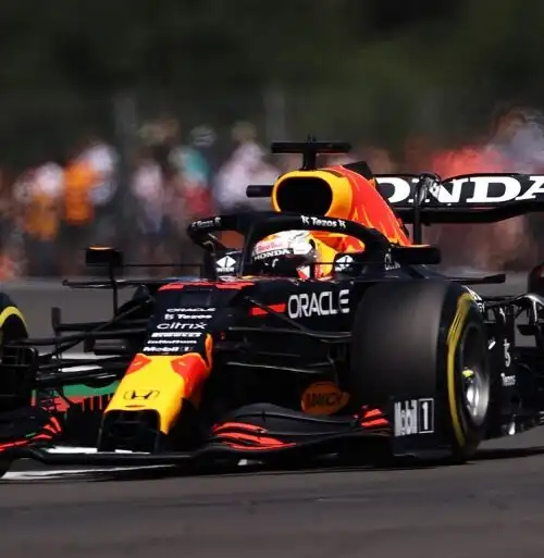 F1, Gara Sprint: Verstappen batte Hamilton e prende la pole, grande Leclerc