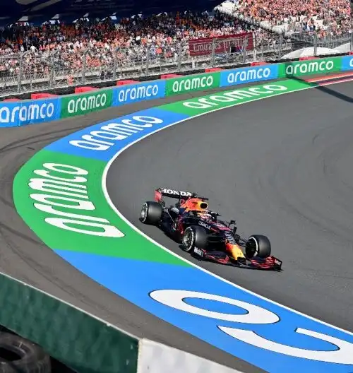 F1: Max Verstappen in pole, Olanda in estasi. Bene le Ferrari