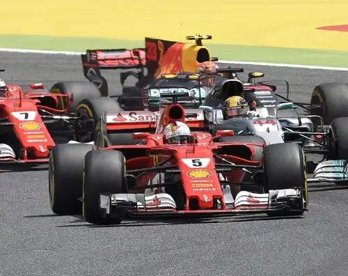 Hamilton trionfa, ruota a ruota epico con Vettel