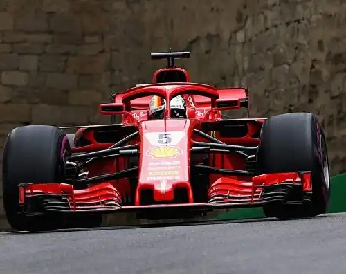 Vettel di nuovo in pole, inseguono le Mercedes