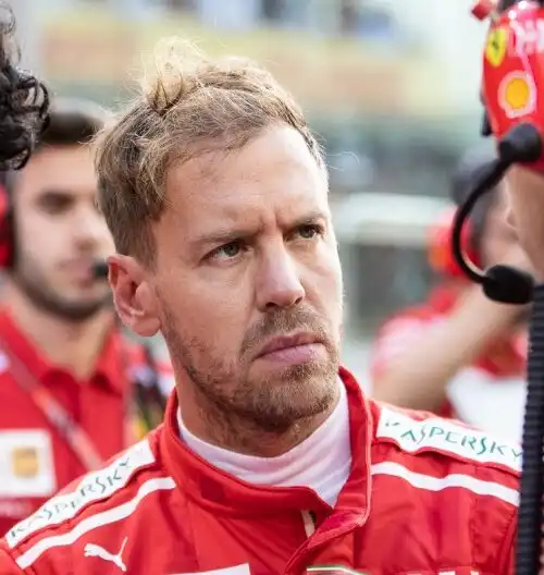 Jenson Button mette pressione a Sebastian Vettel