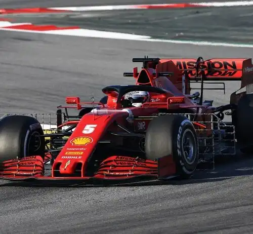 Allarme Ferrari, Vettel fermo in pista