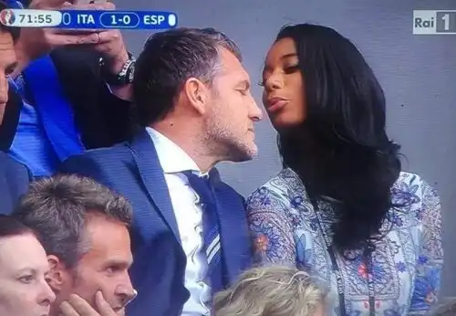 E Vieri festeggia in tribuna a modo suo