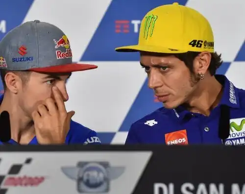 Viñales si inchina a Rossi e poi lo sfida