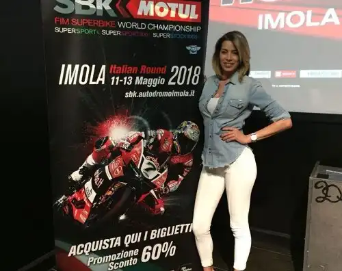 Aida Yespica si tiene stretta la Superbike