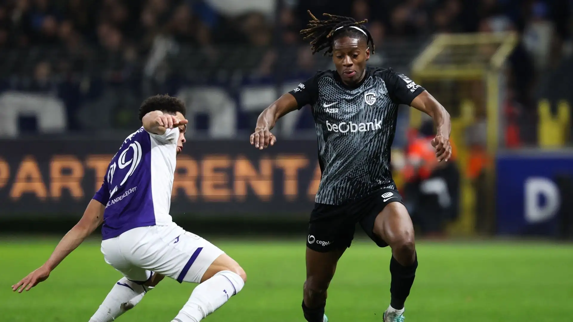 L'arbitro decide di annullare il gol del Genk perché il centrocampista è entrato in area troppo presto