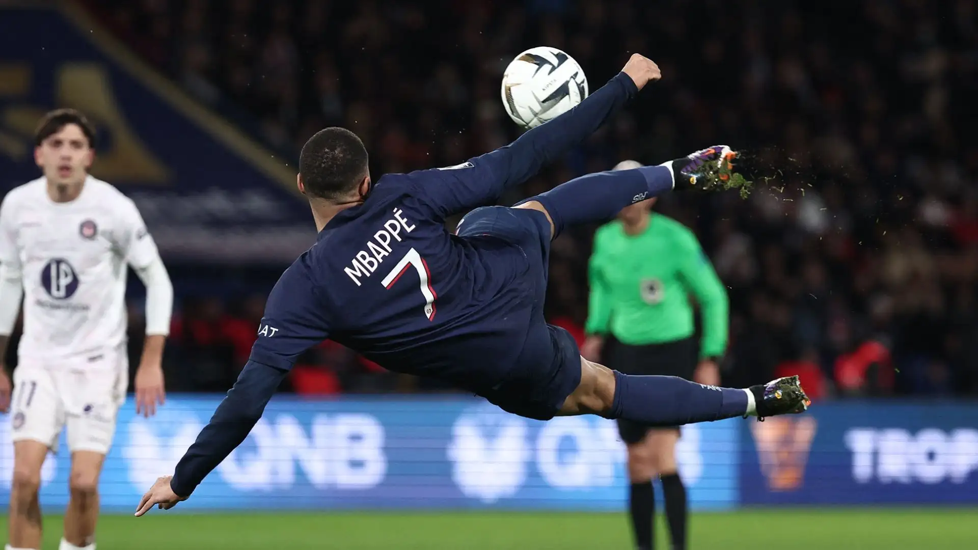 La mossa del Real Madrid non sarebbe affatto piaciuta a Mbappé, che vuole prendere ancora tempo