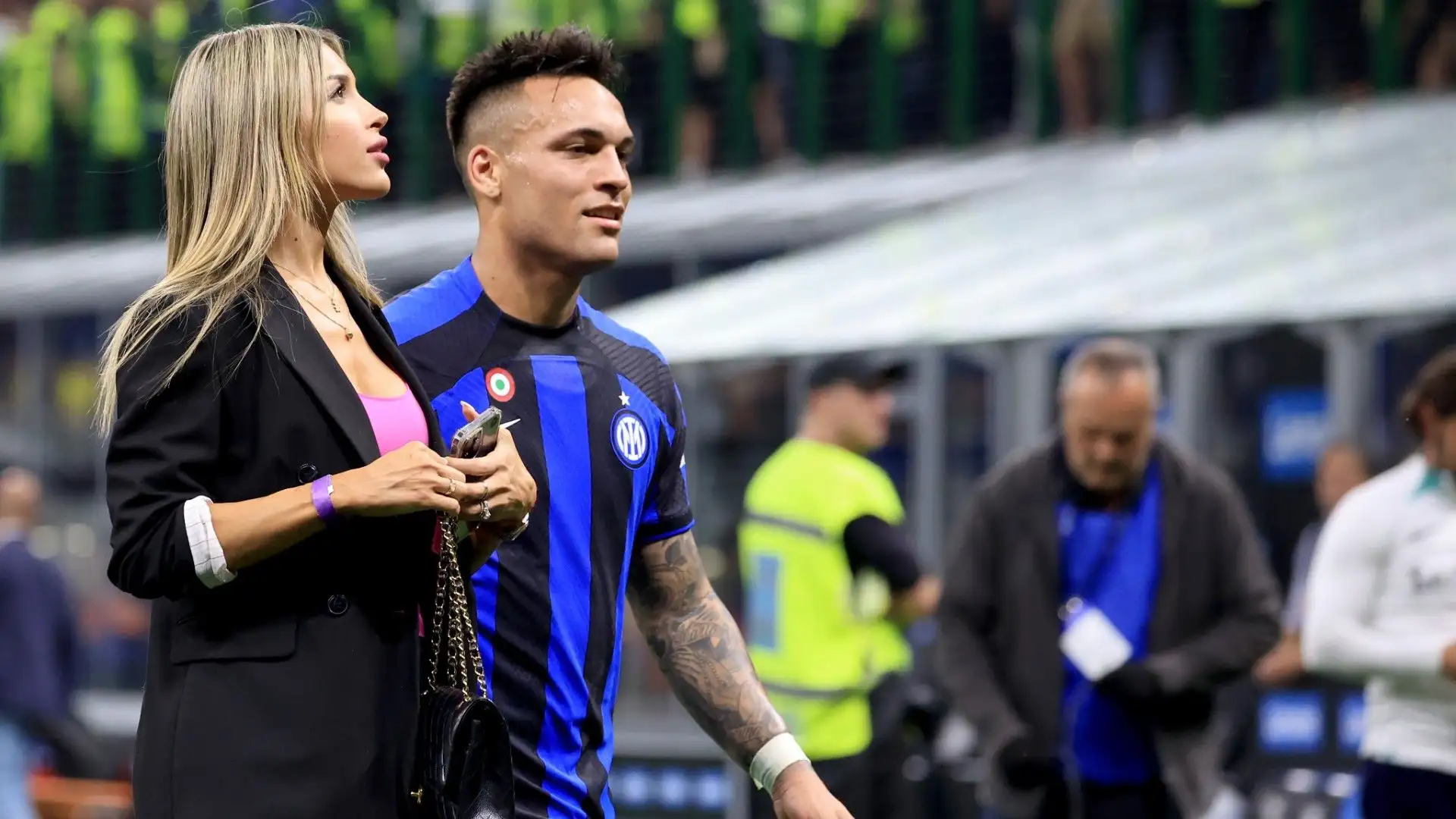 Eccola in campo insieme al marito Lautaro Martinez