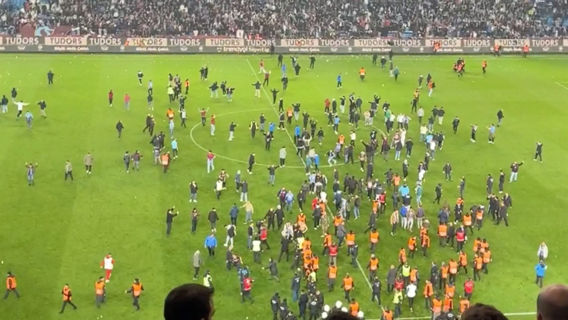 I tifosi del Trabzonspor avevano hanno invaso il campo, aggredendo i giocatori del Fenerbahce