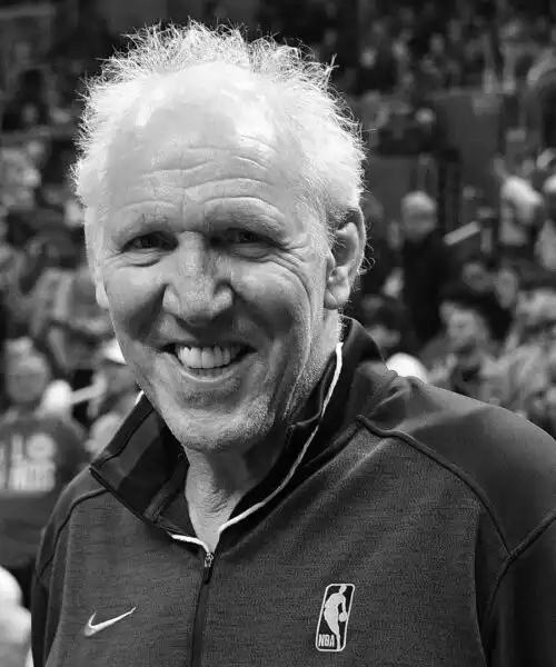 È morta la leggenda dell’NBA Bill Walton: le immagini della sua carriera