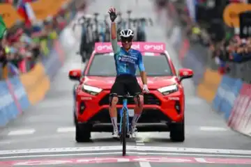 Giro d’Italia: Andrea Vendrame trionfa in solitaria a Sappada, bene Simone Velasco