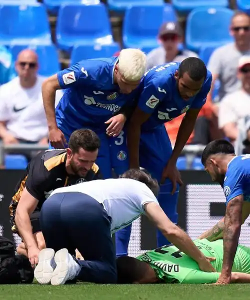 Grande paura per il portiere, ambulanza in campo. Le foto