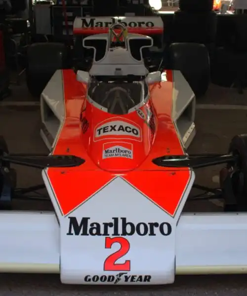 Sfreccia ancora la McLaren M23 di James Hunt (e Jochen Mass): le foto del bolide