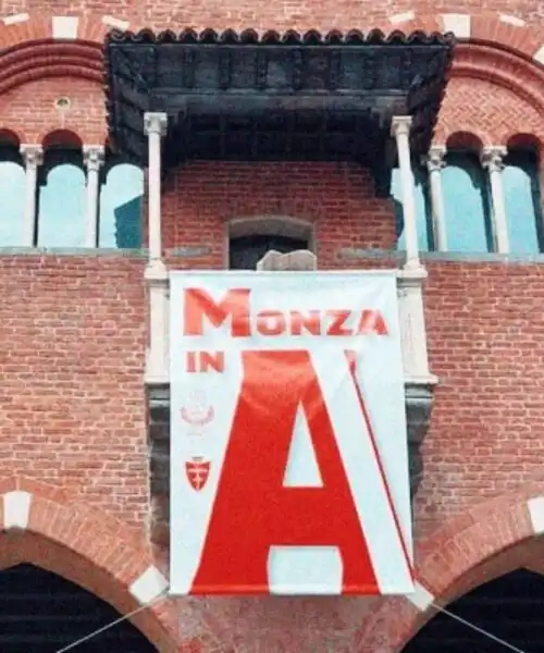Monza, l’Arengario si tinge di biancorosso a due anni dall’impresa