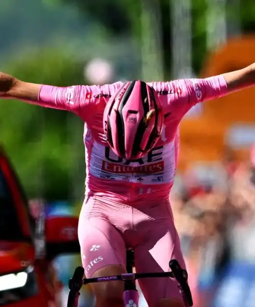 Pogacar domina e conclude il Giro con un inchino: “Non è stato tutto facile”