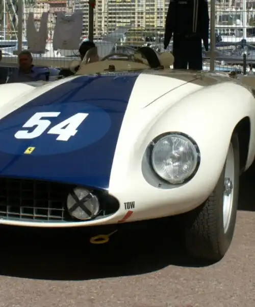 Rara e insolita: le foto di una Ferrari 750 Monza bianca e blu