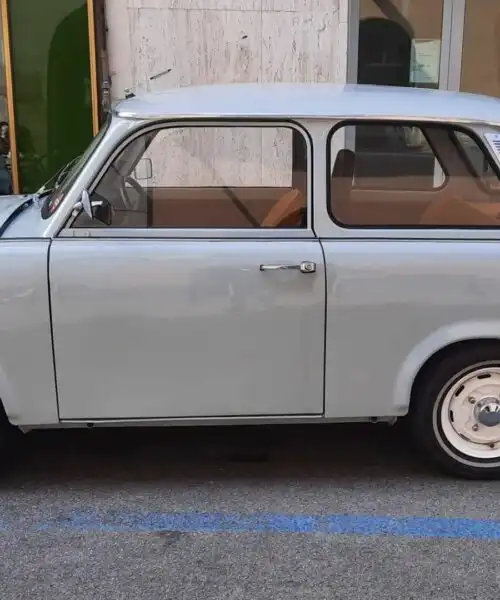 La leggendaria Trabant avvistata su una strada italiana: le foto