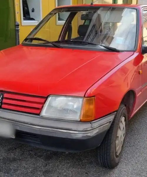 Un tuffo nel passato con le foto della simpatica Peugeot 205 Junior
