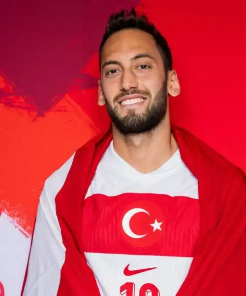 Lui gioca, l’agente lavora: Bayern Monaco all’assalto di Hakan Calhanoglu. Foto