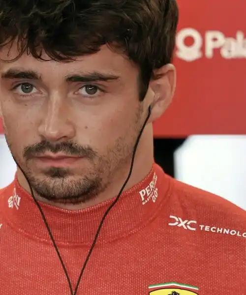 Ferrari spenta in pit lane, Charles Leclerc sconsolato: “Non so perché”