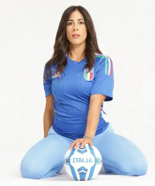 L’Italia vince contro l’Albania, Giorgia infiamma i social con la maglia azzurra. Le foto