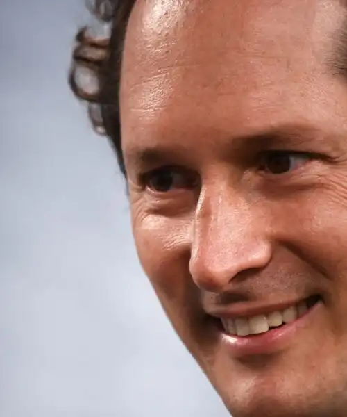 John Elkann si coccola la Ferrari