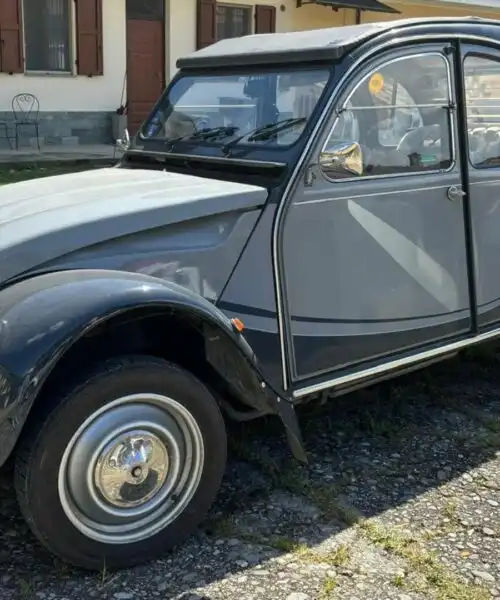 Le foto di una simpatica Citroën 2CV 6, un vero mito francese