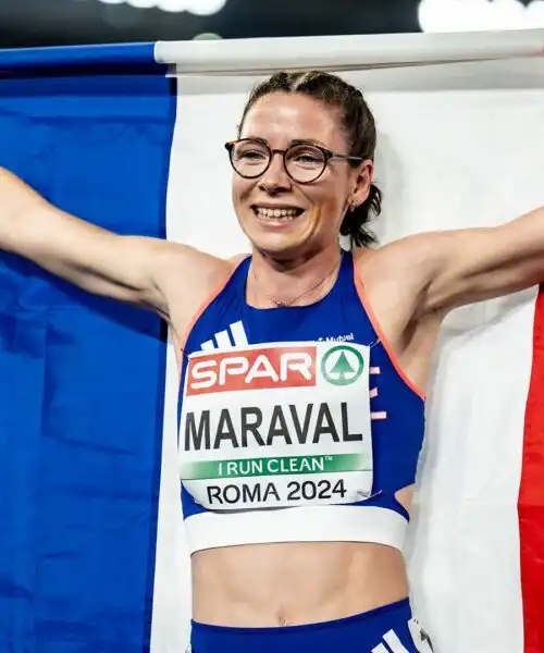 L’atleta con gli occhiali compie l’impresa e fa il giro del mondo: foto